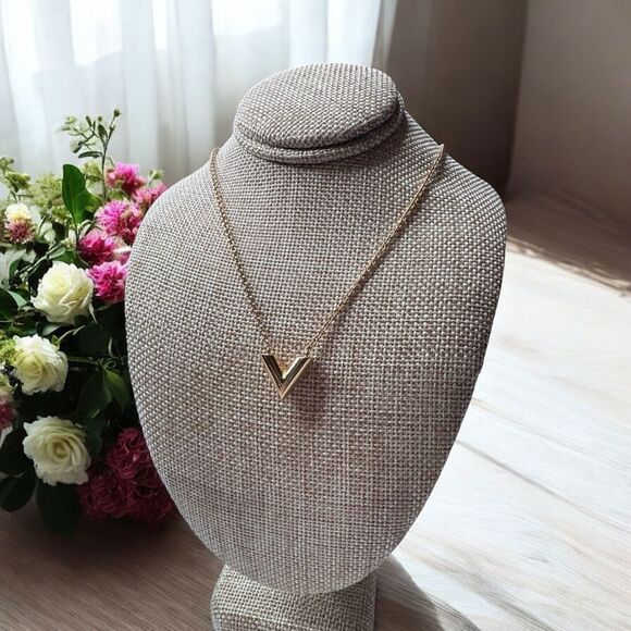 Louis Vuitton Essential V Gold Plated Necklace - Picture 1 of 5